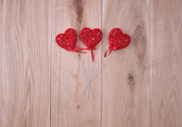 Červené srdce na dřevěné pozadí dubové prkno — Stock fotografie