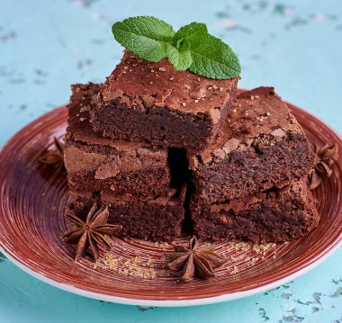 yuvarlak tabakta çikolatalı kek parçaları 