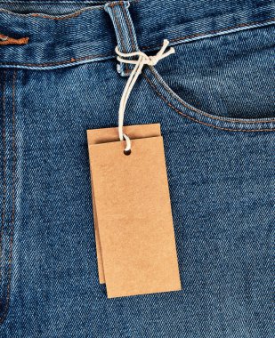 boş bir dikdörtgen kahverengi kağıt etiket üzerinde mavi j bir ipe bağlı olduğunu