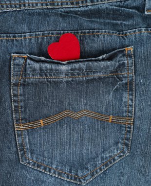 kot arka cebinde küçük kırmızı kalp