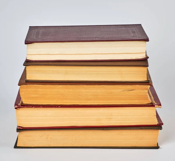 Pila de libros en tapa dura y páginas amarillas — Foto de Stock