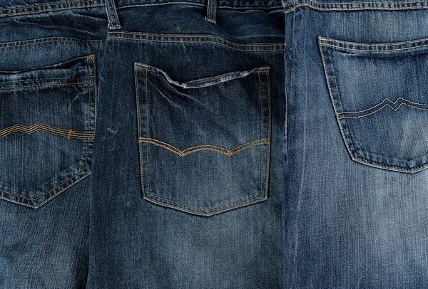 Plusieurs autres jeans classiques pliés en rang — Photo