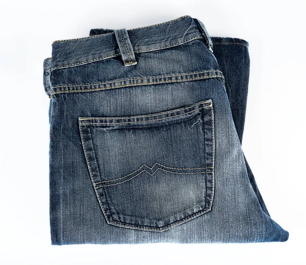 Gefaltete blaue Jeans für Männer auf weißem Hintergrund — Stockfoto