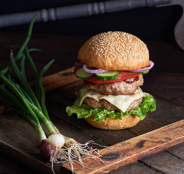 sandviç iki et Beşamel sos, peynir ve sebze ile