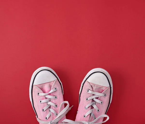 一双粉红色的旧纺织运动鞋 — 图库照片