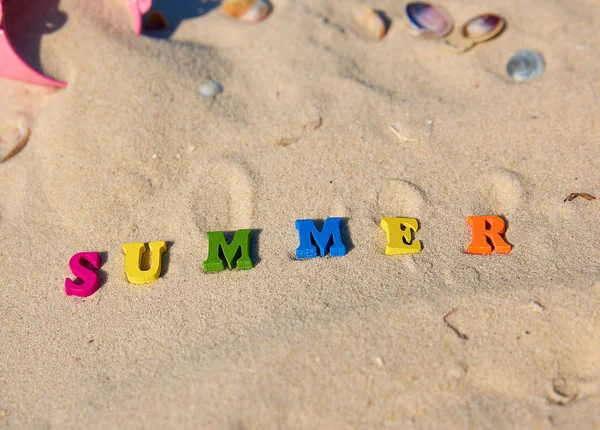 Inscripción verano de letras de madera multicolor —  Fotos de Stock