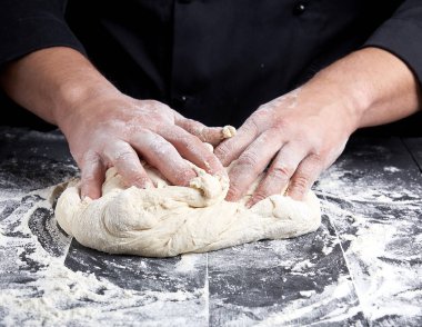 Baker beyaz buğday unu hamur kneads 