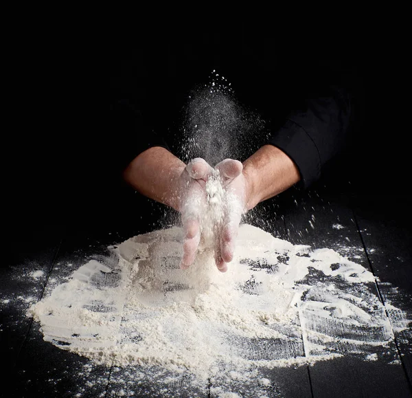 人間の手と白い小麦粉のスプラッシュ — ストック写真