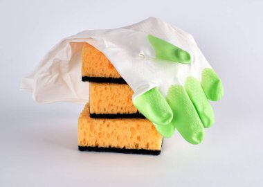 Sarı mutfak süngerler eldiven ve bulaşıkları yıkamak için yığını 