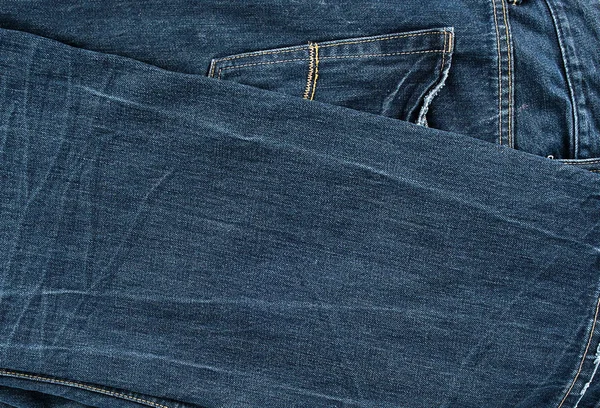 Складені блакитні чоловічі джинси — стокове фото