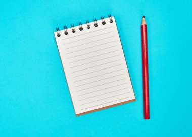 boş dikdörtgen Not defteri ve ahşap kırmızı kalem 