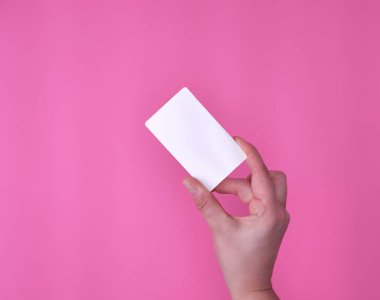 Boş beyaz dikdörtgen kartvizit bir kadın elinde 