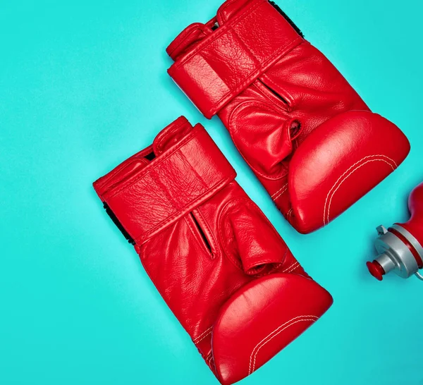 Par de guantes de boxeo de cuero rojo —  Fotos de Stock