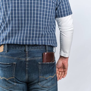 erkek kot pantolon ve mavi bir gömlek geçerli sırtını