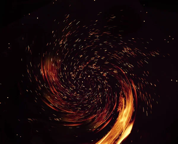 Wirbelnde Feuerfunken aus brennendem Feuer — Stockfoto