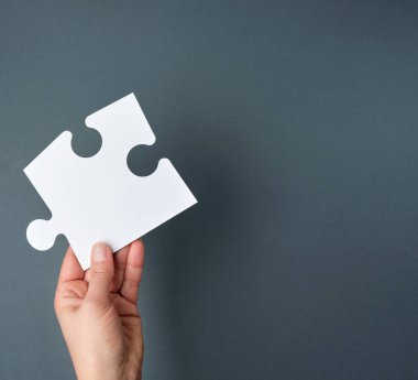 kadın elinde beyaz büyük bulmaca 