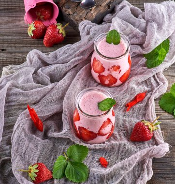 Milkshake cam kavanozlara taze çilek ile 