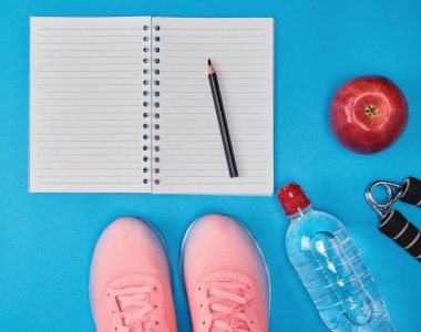 Açık boş defter ve spor kadın giyim spor için 