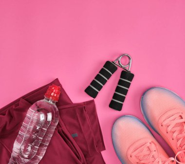 kadın spor ayakkabı ve bir su şişesi