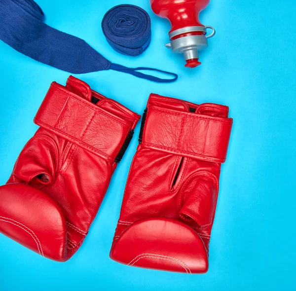 Par de guantes de boxeo de cuero rojo y un vendaje textil —  Fotos de Stock