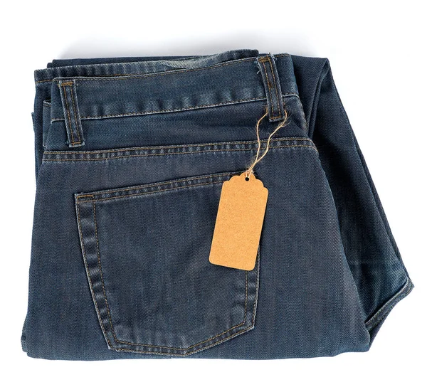 Сложенные синие джинсы и завязанный коричневый бейдж — стоковое фото