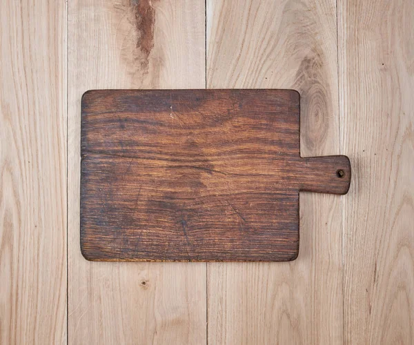 Üres régi konyhai vágódeszka egy fából készült asztal — Stock Fotó