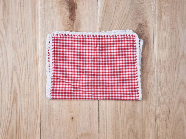 Rood textiel handdoek in een cel wit — Stockfoto