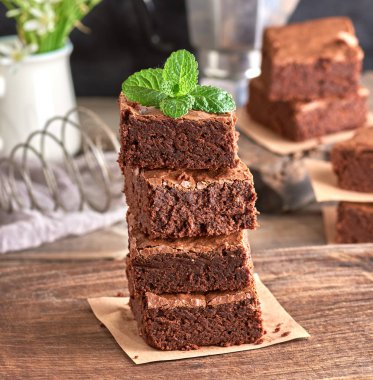 pişmiş Brownie kare parçaları yığını 