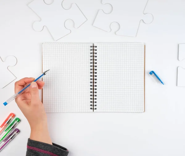 Caderno aberto em uma célula — Fotografia de Stock