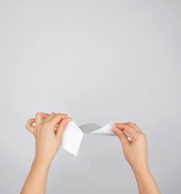 iki el kağıt yarım beyaz levha yırtılma