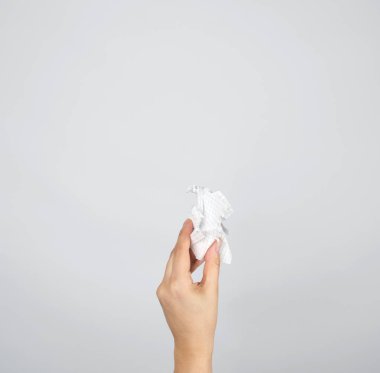 Beyaz parçalama kağıt tutan kadın el 