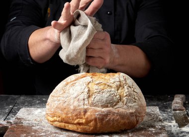 bir tahta üzerinde pişmiş yuvarlak ekmek