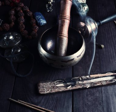 Bakır şarkı kase ve bir tahta sopa 