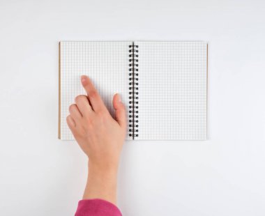 bir hücre içinde boş açık defter 