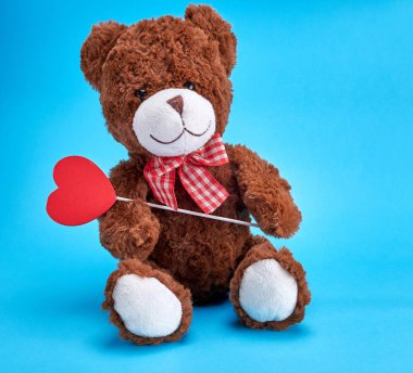 mavi arka plan üzerinde vintage kahverengi oyuncak ayı