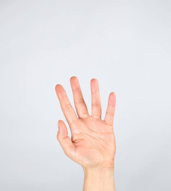 Beyaz bir arka plan üzerinde kaldırdı el