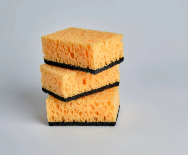 Tumpukan spons dapur kuning untuk mencuci piring — Stok Foto