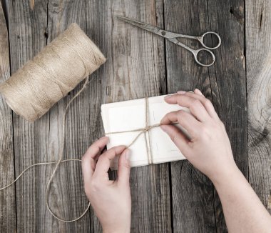 kahverengi ip ile kart kadın el bandaj yığını 