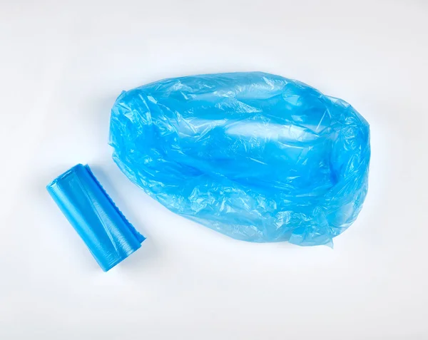 Синий пластиковый пакет для мусора на белом фоне — стоковое фото