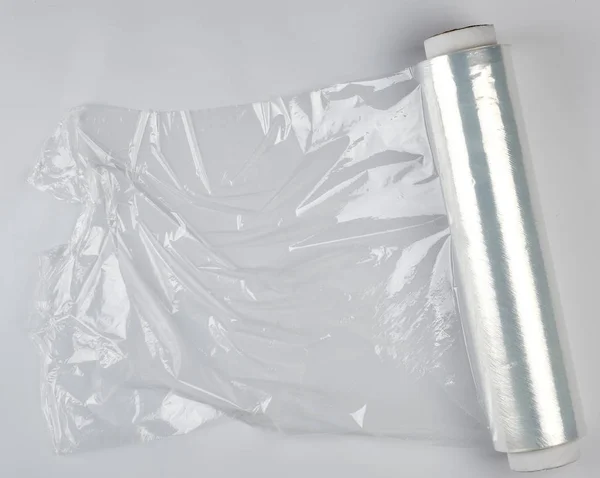Большой рулон белой прозрачной пленки для упаковки продуктов питания — стоковое фото