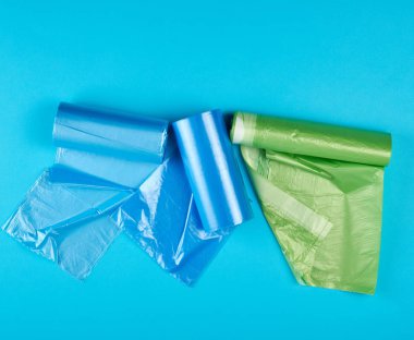 Üç rulo plastik çöp torbasıyla. 