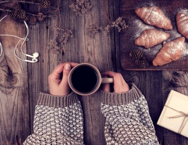 siyah kahve ve ahşap kesme tahtası zekâ ile seramik kahverengi fincan