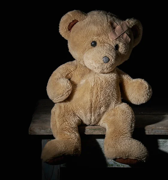 AOude Brown Teddy Bear zit op een houten oppervlak — Stockfoto