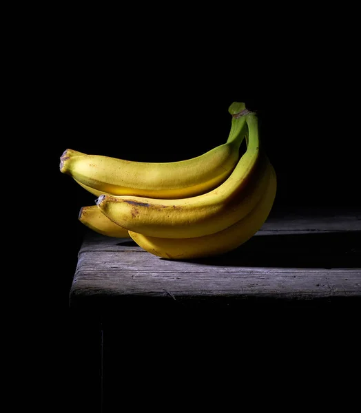 Bouquet de bananes mûres non pelées jaunes — Photo