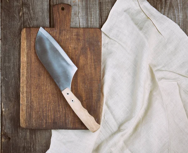 Пустая старая коричневая деревянная доска и нож — стоковое фото
