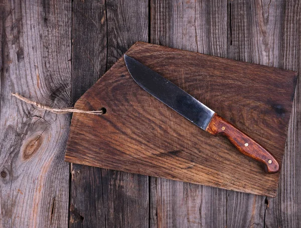 Üres, régi barna fa vágódeszka és kés — Stock Fotó