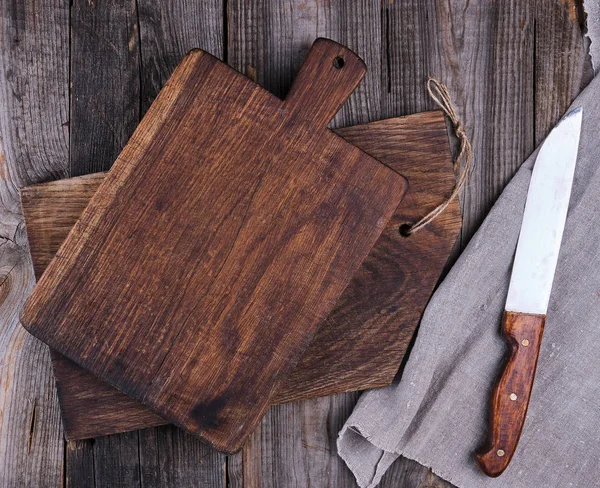 Két régi, fából készült vágódeszka és egy kés — Stock Fotó