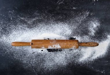 siyah arka plan üzerinde ahşap oklava