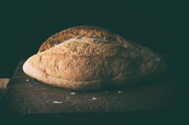 Ahşap bir tahta üzerinde pişmiş beyaz buğday unu oval crispbread