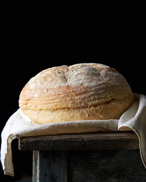 Baked round white wheat bread on a textile towel — Stock Photo, Image